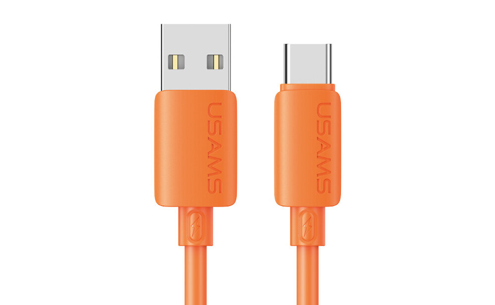 Obraz przedstawia pomarańczowy kabel USB z końcówkami USB-A i USB-C. Na obu końcówkach widnieje napis \'USAMS\'.