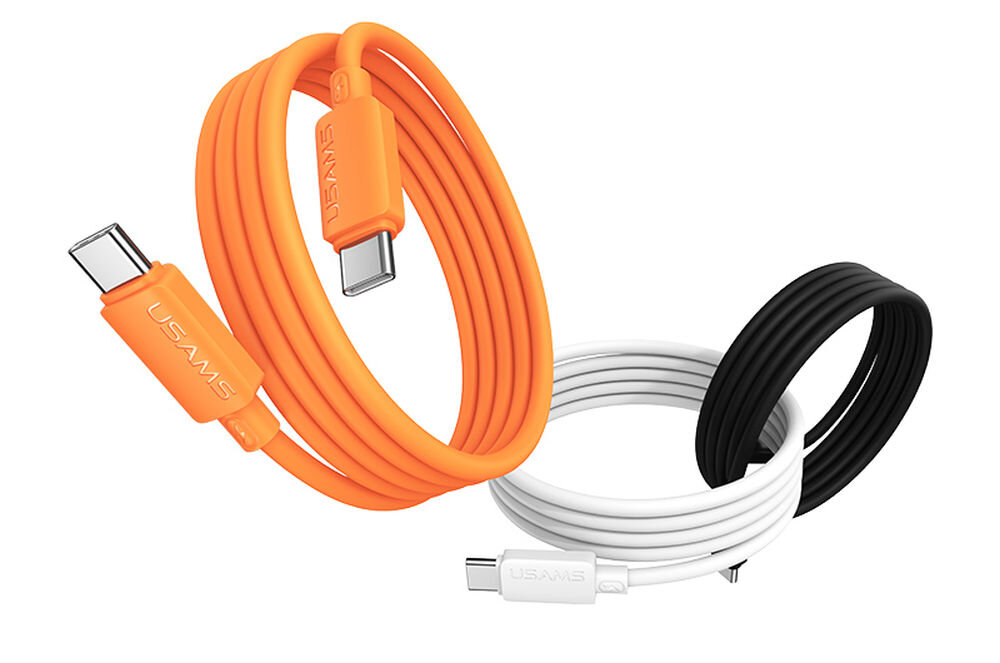 Na obrazie widoczne są trzy kable USB-C w kolorach pomarańczowym, białym i czarnym, z logo \'USAMS\' na złączach. Kable są zwinięte w pętle.