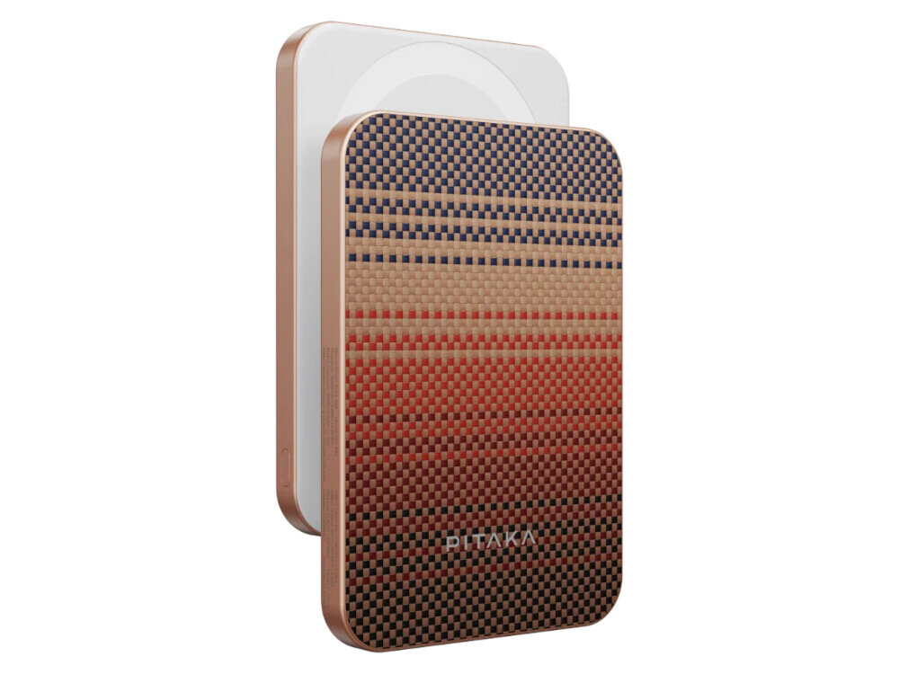 Na obrazie widoczny jest powerbank z wzorem w kratkę w odcieniach brązu, czerwieni i czerni. Na produkcie znajduje się napis \'PITAKA\'.