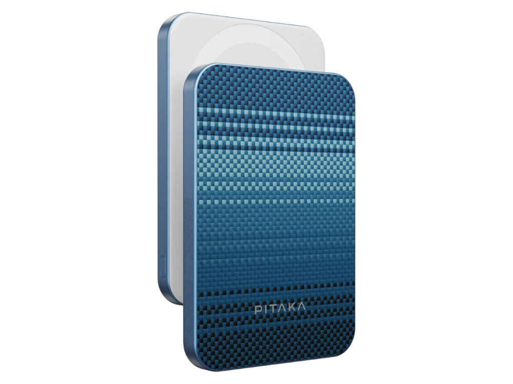 Niebieski powerbank z wzorem przypominającym tkaninę, z widocznym napisem \'PITAKA\'.