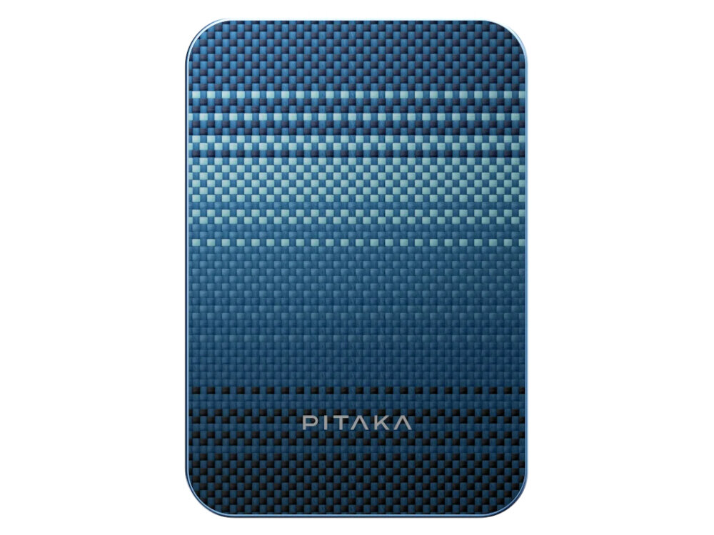 Obraz przedstawia niebieski powerbank z wzorem przypominającym tkaninę, z logo \'PITAKA\' na dole. Produkt ma zaokrąglone rogi i gradientowy wzór w odcieniach niebieskiego.