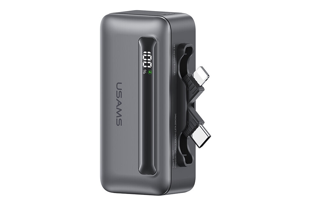 Srebrny powerbank z logo USAMS, posiada wyświetlacz pokazujący poziom naładowania oraz dwa zintegrowane kable z końcówkami USB-C.