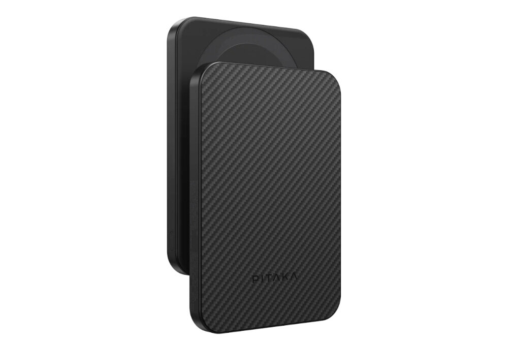 Na obrazie widoczny jest czarno-szary powerbank o teksturze przypominającej włókno węglowe, z napisem \'PITAKA\'.