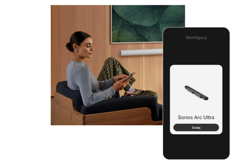 Osoba siedzi na sofie, trzymając tablet, a na ścianie wisi biały soundbar. Obok znajduje się ekran z aplikacji z napisem \'Skonfiguruj\' i \'Sonos Arc Ultra\', oraz przyciskiem \'Dodaj\'.