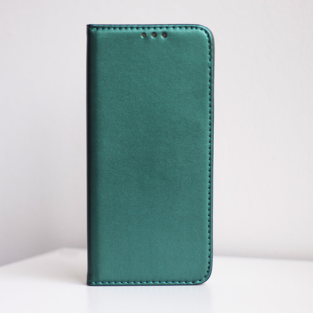 Ciemnozielone etui na telefon z trzema otworami na górze, stojące na białej powierzchni. Etui ma gładką teksturę i widoczne szwy na krawędziach.