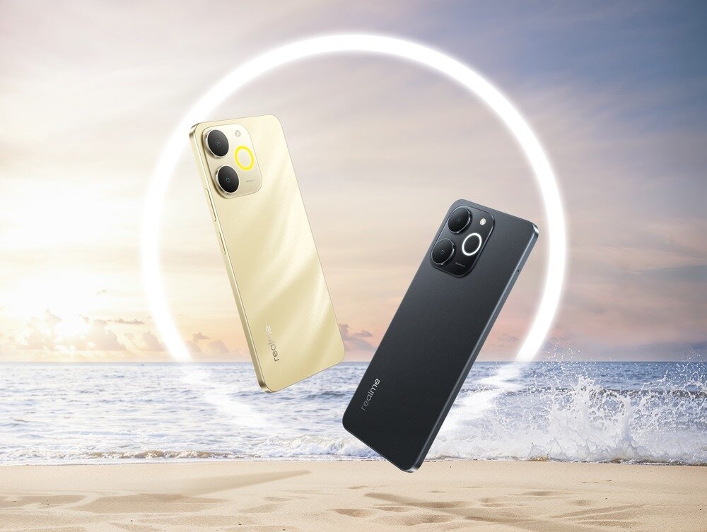 Dwa smartfony w kolorach złotym i czarnym unoszą się nad plażą z widokiem na morze i niebo. Na obu urządzeniach widoczne jest logo \'realme\'.