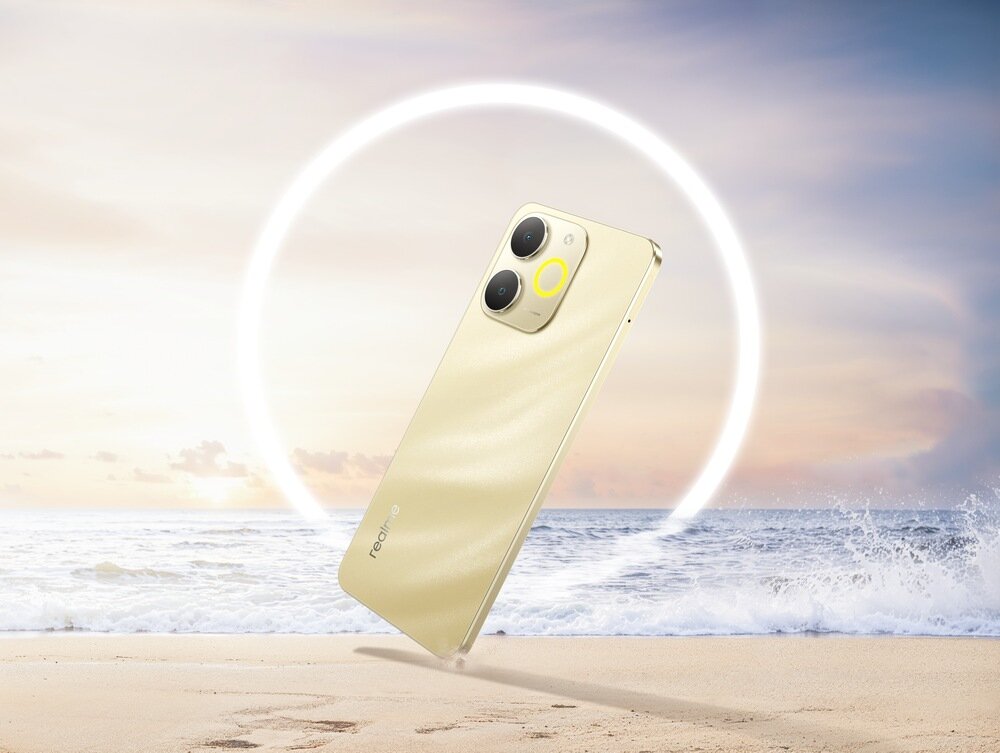 Złoty smartfon z dwoma dużymi obiektywami aparatu unosi się nad plażą z widokiem na morze i niebo. Na obudowie widoczne jest logo \'realme\'.