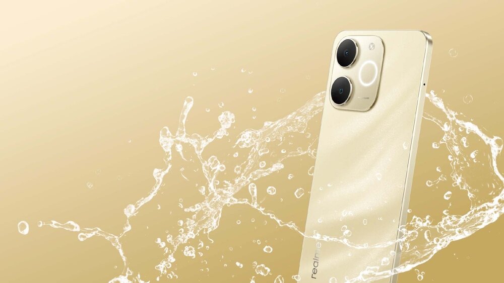 Smartfon w kolorze złotym z dwoma dużymi obiektywami aparatu, otoczony rozpryskującą się wodą. Na obudowie widoczne jest logo \'realme\'.