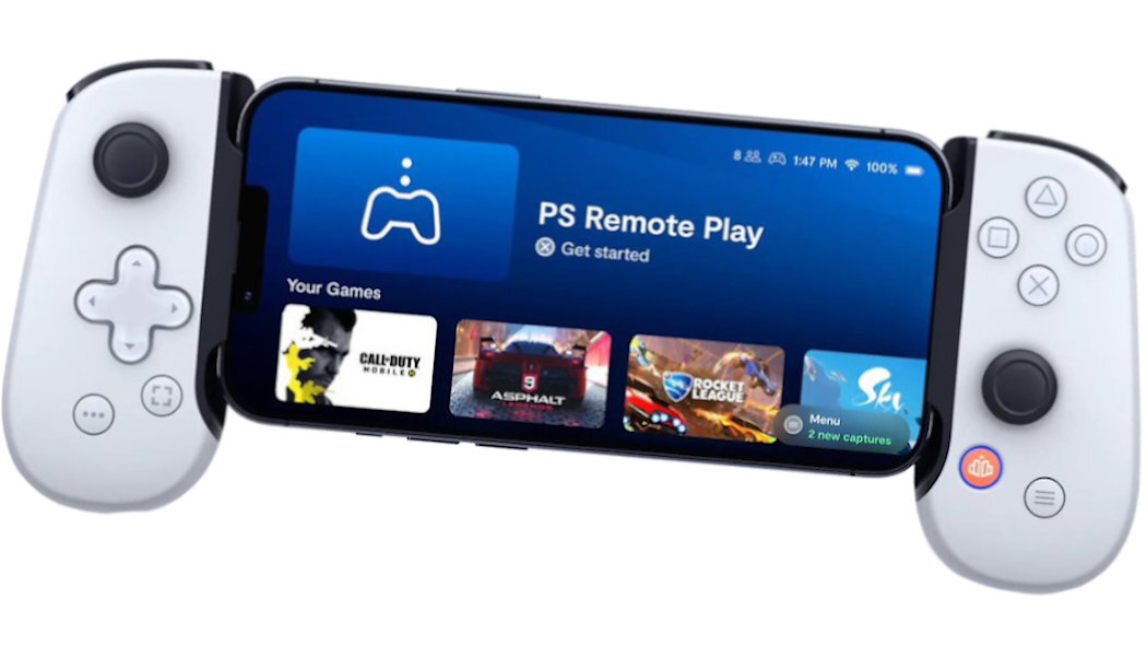 Biały kontroler z zamocowanym smartfonem, na którym widoczny jest ekran z aplikacją PS Remote Play i ikonami gier. Na kontrolerze znajdują się przyciski i joysticki.