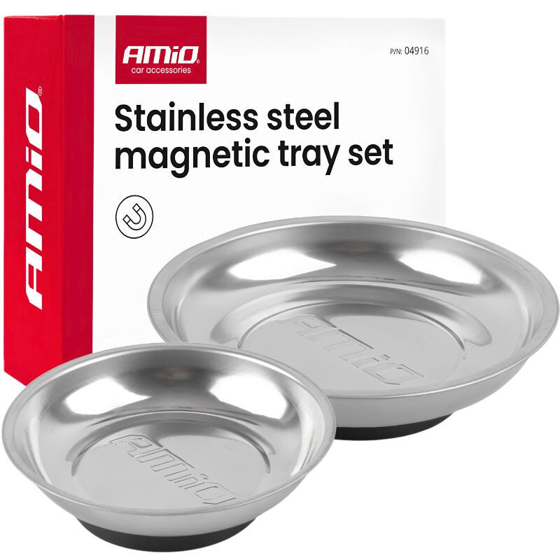 Na obrazie widoczne są dwie stalowe miski magnetyczne oraz opakowanie z napisem \'Stainless steel magnetic tray set\'. Logo \'AMiO\' znajduje się na opakowaniu i miskach.
