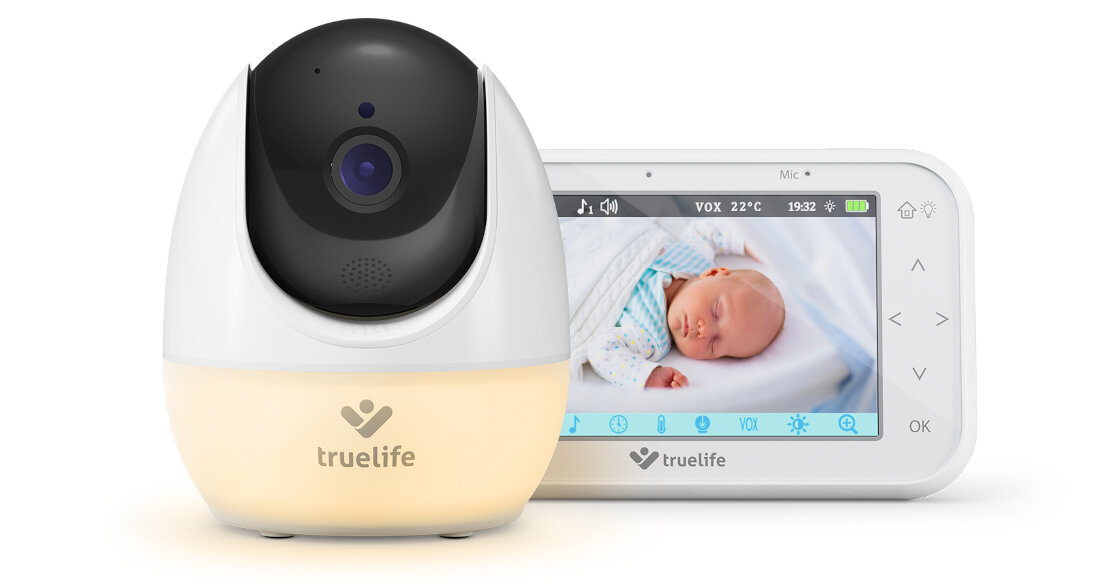 Na obrazie widoczna jest elektroniczna niania z kamerą i monitorem. Na ekranie monitora wyświetlany jest obraz śpiącego dziecka, a na urządzeniach widnieje logo \'truelife\'.