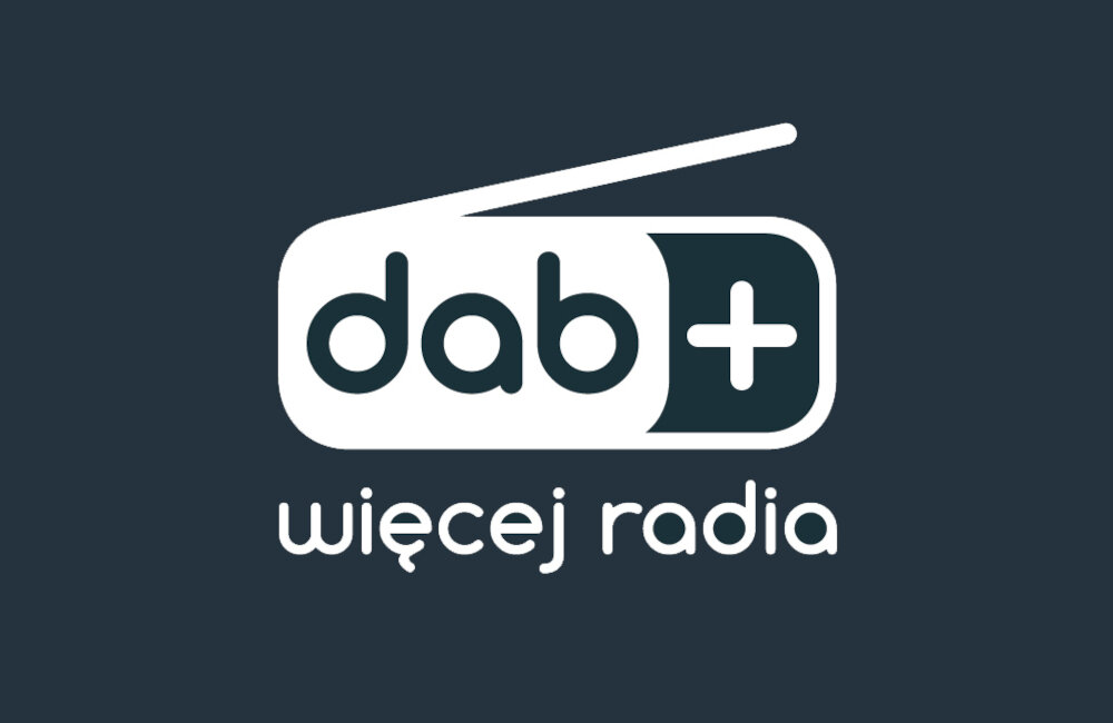 Logo z napisem \'dab+ więcej radia\' na ciemnym tle.