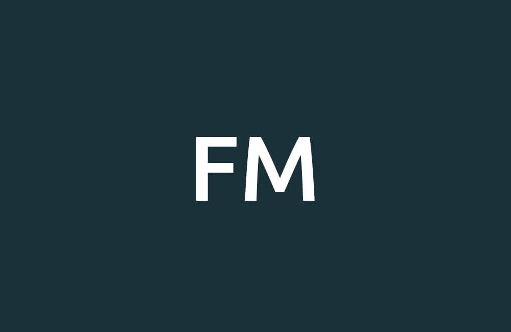 Obraz przedstawia ciemne tło z białymi literami \'FM\' na środku.