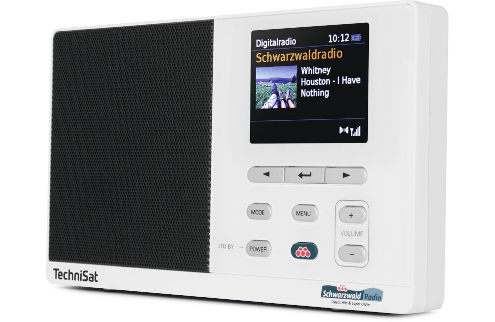 Białe radio z wyświetlaczem pokazującym tekst: \'Digitalradio 10:12 Schwarzwaldradio Whitney Houston - I Have Nothing\'. Na obudowie widoczne są przyciski oraz logo \'TechniSat\'.