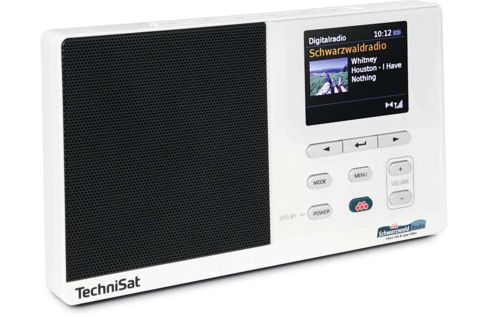 Białe radio z czarnym głośnikiem po lewej stronie i kolorowym wyświetlaczem po prawej, na którym widnieje napis \'Digitalradio Schwarzwaldradio Whitney Houston - I Have Nothing\'. Poniżej wyświetlacza znajdują się przyciski sterujące oraz logo \'TechniSat\'.