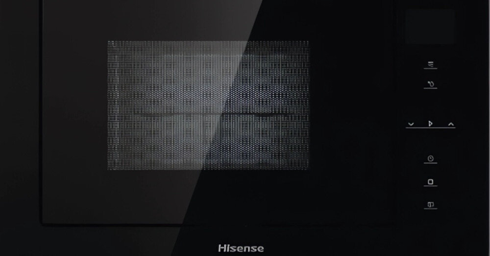 Czarna kuchenka mikrofalowa z widocznym logo \'Hisense\' na dole. Na drzwiczkach znajduje się panel sterowania z ikonami i przyciskami dotykowymi.