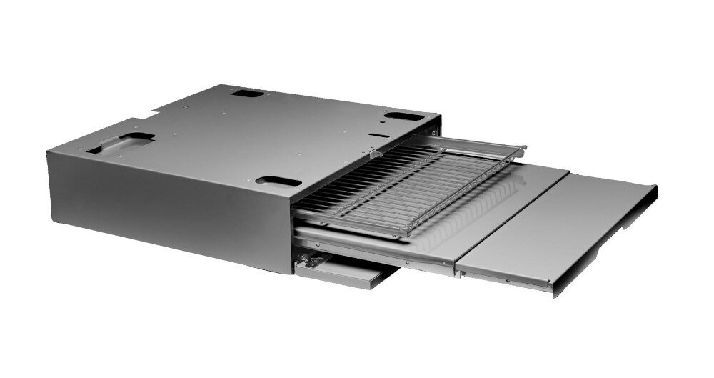 Metalowy łącznik z wysuwaną półką i kratką, przeznaczony do montażu w urządzeniach AGD. Produkt ma prostokątny kształt i jednolitą, srebrną powierzchnię.