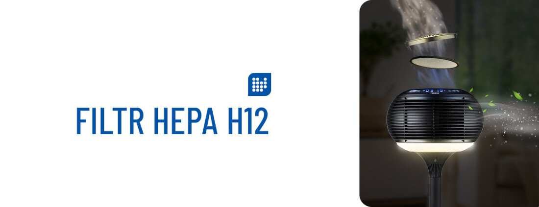 Po lewej stronie widoczny jest napis \'FILTR HEPA H12\' z niebieskim symbolem. Po prawej stronie znajduje się obraz urządzenia z unoszącą się pokrywą, z którego wydobywają się cząsteczki powietrza.