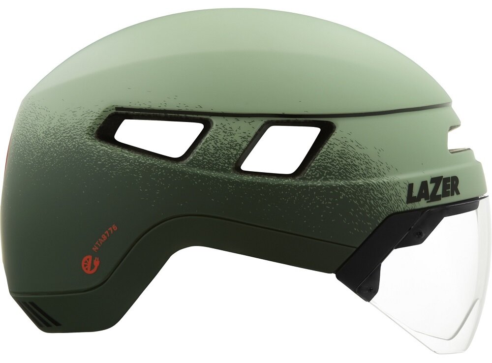 Zielony kask rowerowy z trzema otworami wentylacyjnymi i przezroczystą osłoną. Na kasku widoczne jest logo \'LAZER\' oraz czerwony napis \'NTA8776\'.