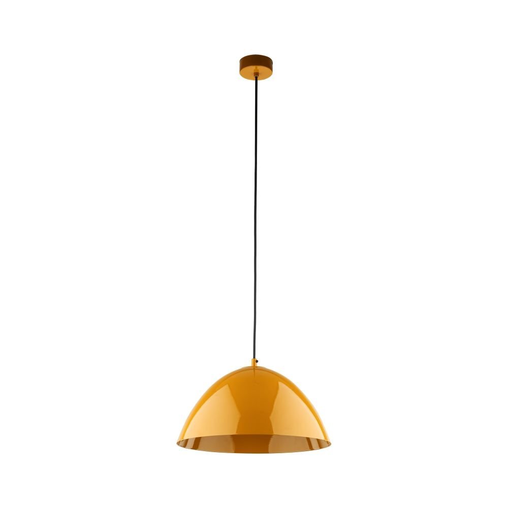 Lampa wisząca w kolorze ochry z półkulistym kloszem i czarnym przewodem. Element mocujący do sufitu jest również w kolorze ochry.