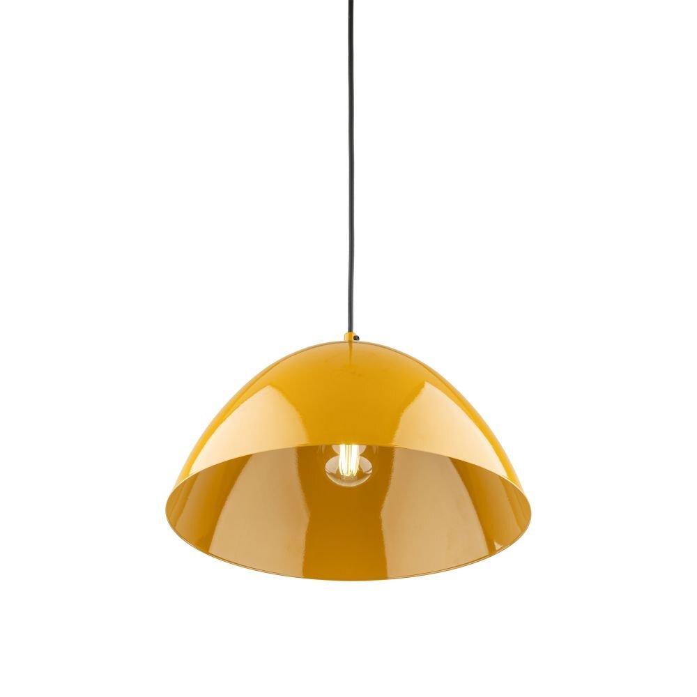 Żółta, półokrągła lampa wisząca z widoczną żarówką wewnątrz. Lampa zawieszona jest na czarnym przewodzie.