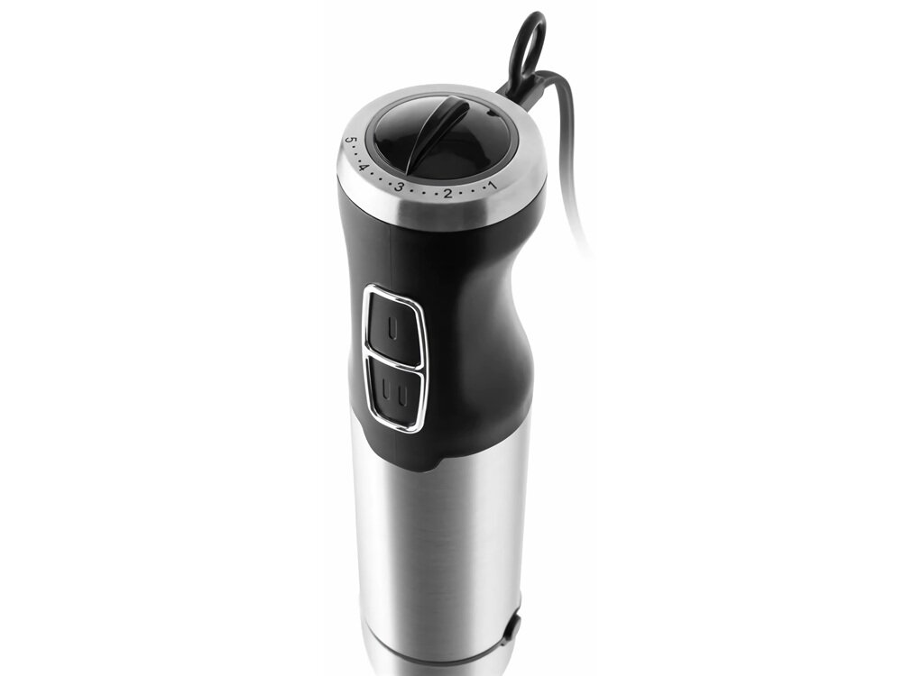 Na obrazie widoczny jest ręczny blender z metaliczną obudową i czarnymi elementami. Na górze znajduje się pokrętło z oznaczeniami liczbowymi od 1 do 5 oraz dwa przyciski na uchwycie.