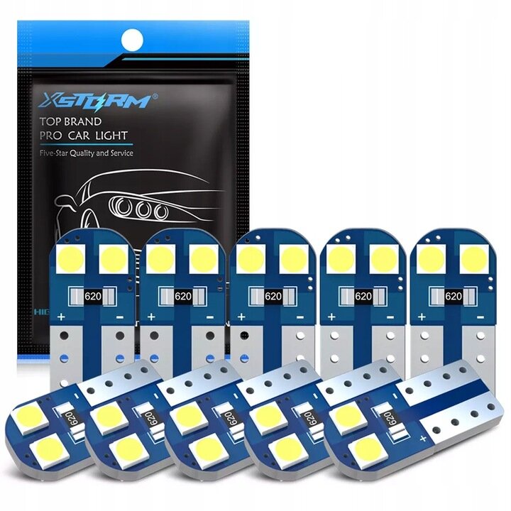 Na obrazie widoczne są żarówki LED w kolorze niebieskim z oznaczeniem \'620\' oraz opakowanie z logo \'XSTORM\'. Opakowanie zawiera napis \'TOP BRAND PRO CAR LIGHT\' oraz \'Five-Star Quality and Service\'.
