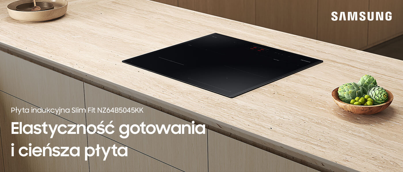 Zdjęcie przedstawia elegancki blat z jasnego drewna, w którym została zamontowana stylowa płyta Samsung Slim Fit NZ64B5045KK. Urządzenie można kupić w sklepach Media Expert. Na blacie kuchennym znajduje się czarna płyta indukcyjna. Widoczny jest tekst: \'Płyta indukcyjna Slim Fit NZ64B5045KK Elastyczność gotowania i cieńsza płyta\' oraz logo SAMSUNG.