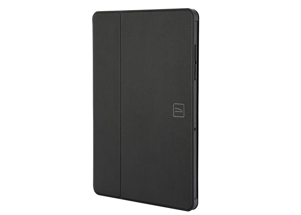 Czarne etui na tablet z widocznym logo producenta w formie prostokąta z zaokrąglonymi rogami. Etui ma gładką powierzchnię i jest zamknięte.