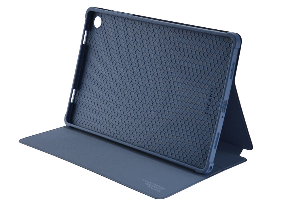 Niebieskie etui na tablet z teksturą plastra miodu i wycięciem na aparat. Widoczne logo \'TUCANO\' na wewnętrznej stronie etui.