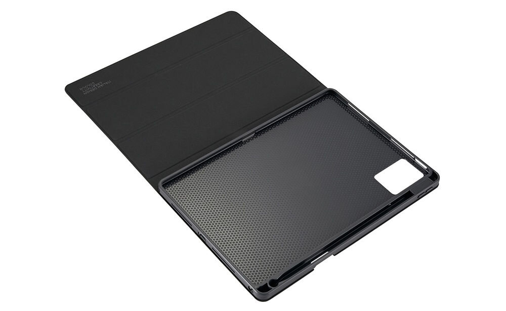 Czarne etui na tablet z teksturą wewnętrzną i wycięciem na aparat. Na etui widoczny jest napis \'TUCANO Tre\'.