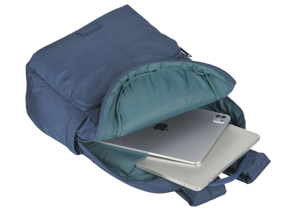 Niebieski plecak z otwartą komorą, w której znajduje się laptop i tablet. Wnętrze plecaka jest wyściełane materiałem w kolorze zielonym.