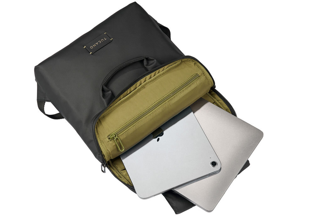 Czarny plecak z otwartą komorą, w której znajduje się laptop i tablet. Na plecaku widoczne jest logo \'TUCANO\'.