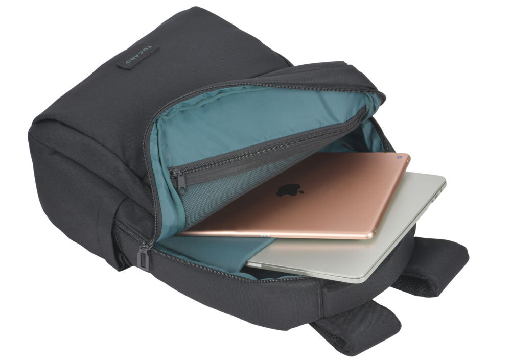 Czarny plecak z otwartą komorą, w której znajdują się dwa laptopy. Wnętrze plecaka jest wyłożone materiałem w kolorze turkusowym, a na zewnętrznej stronie widoczne jest logo \'TUCANO\'.