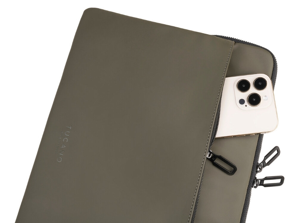 Zielone etui na laptopa z widocznym logo \'TUCANO\' oraz częściowo wsuniętym smartfonem w kieszeni zapinanej na zamek błyskawiczny.