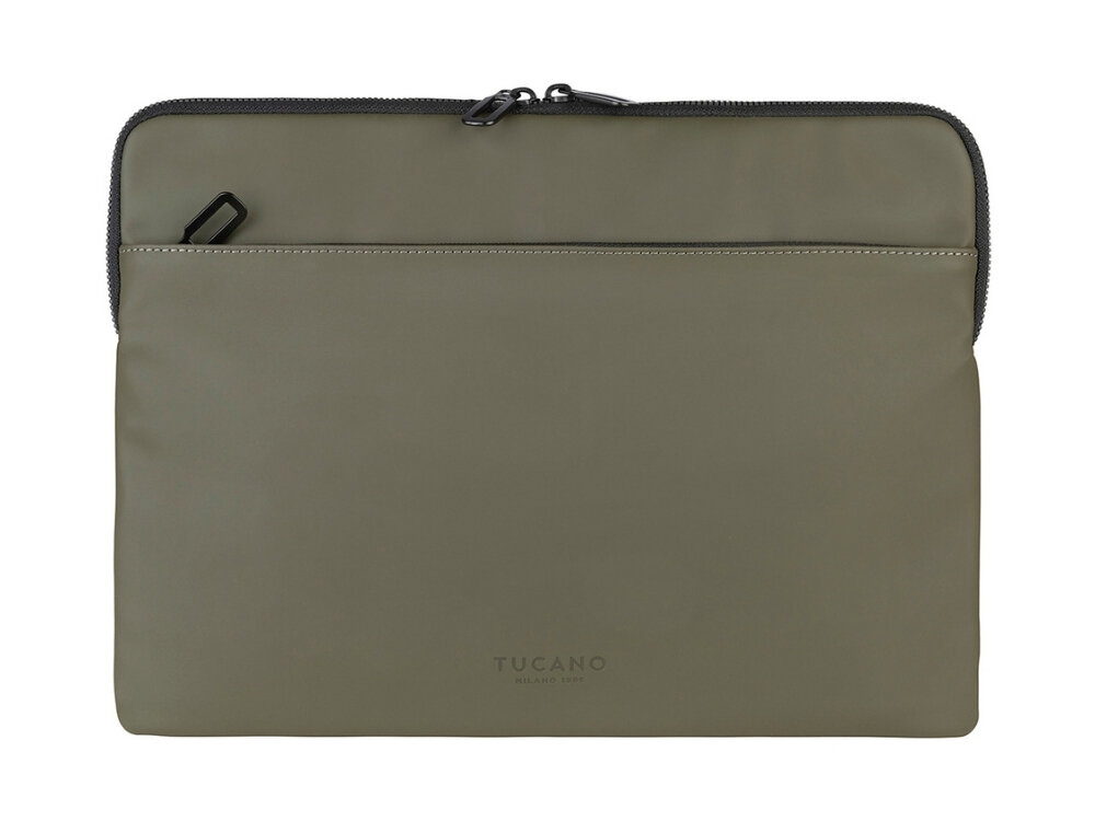 Zielone etui na laptopa z zamkiem błyskawicznym na górze i kieszenią z przodu. Na dole widoczne jest logo \'TUCANO Milano Italy\'.