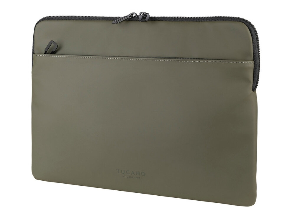 Zielone etui na laptopa z zamkiem błyskawicznym na górze i kieszenią z przodu. Na etui widoczny jest napis \'TUCANO Milano Italy\'.