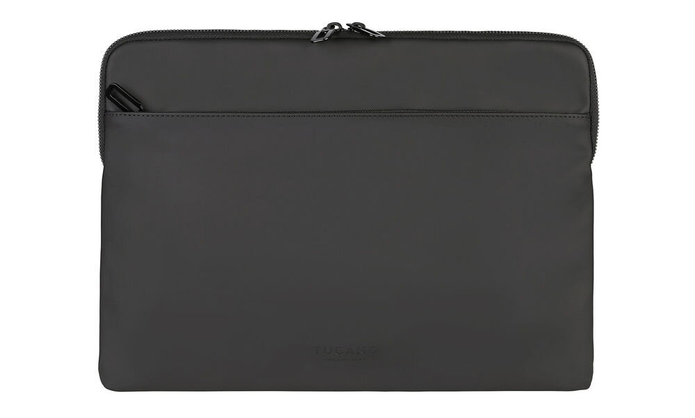 Czarne etui na laptopa z zamkiem błyskawicznym na górze i dodatkową kieszenią z przodu. Na dole widoczne jest wytłoczone logo \'TUCANO\'.
