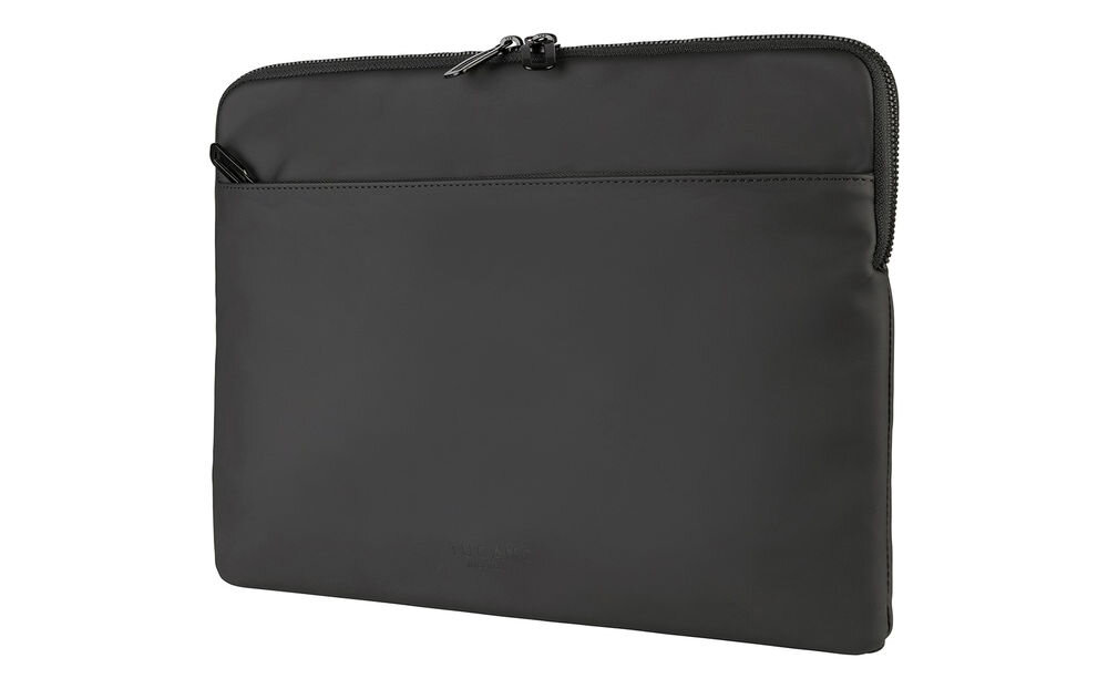 Czarne etui na laptopa z zamkiem błyskawicznym na górze i dodatkową kieszenią z przodu. Na dole widoczne jest wytłoczone logo producenta.