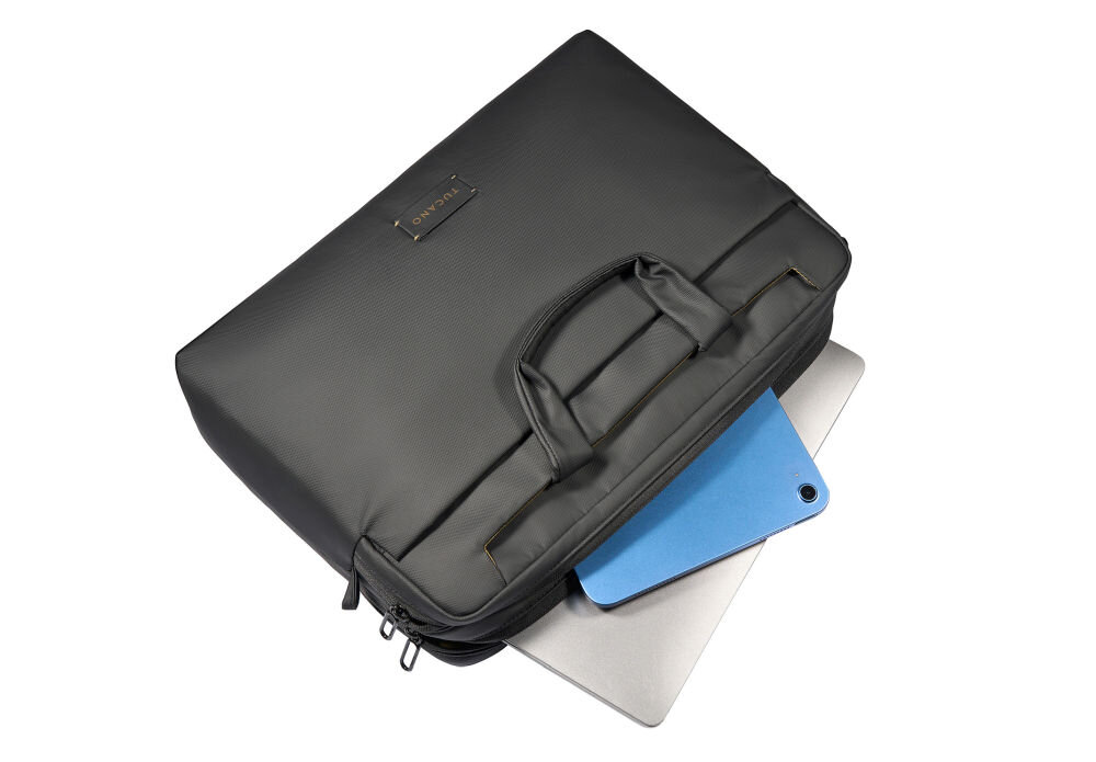 Czarna torba na laptopa z dwoma uchwytami, częściowo otwarta, z widocznymi dwoma urządzeniami elektronicznymi w środku. Na torbie znajduje się logo \'TUCANO\'.