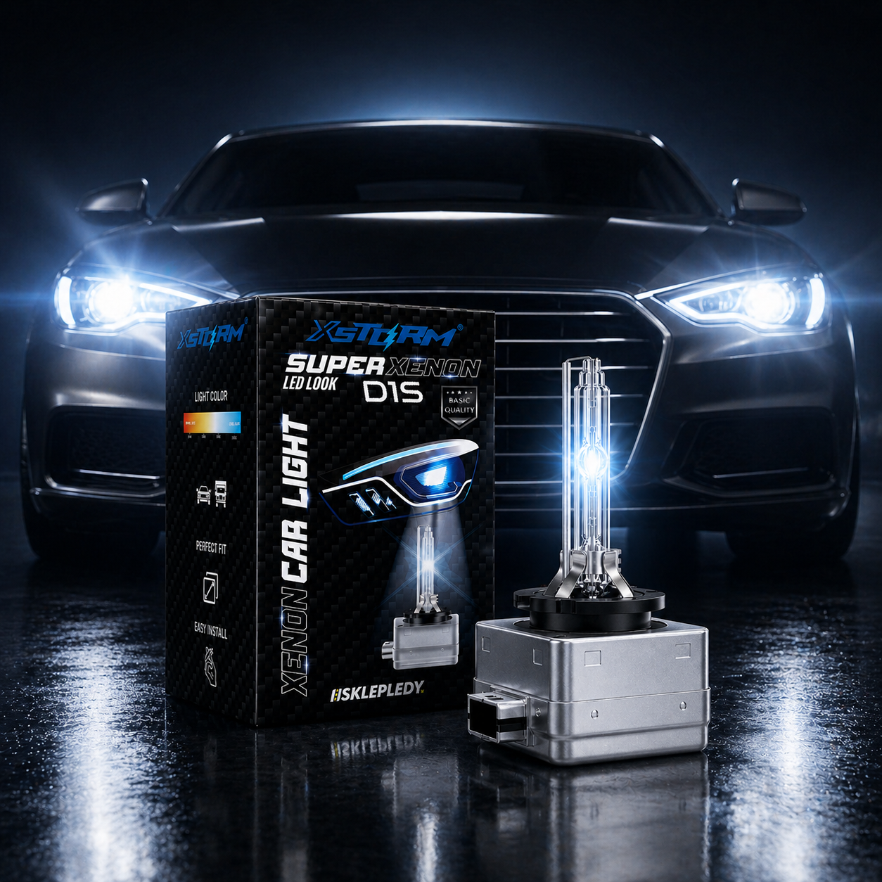 Na obrazie widoczny jest samochód z włączonymi reflektorami oraz opakowanie produktu z napisem \'XSTORM SUPER XENON D1S\' i żarnik xenonowy. Tło jest ciemne, a światło reflektorów i żarnika jest intensywnie białe.