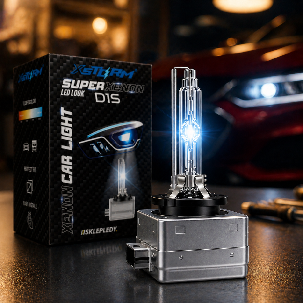Na obrazie widoczny jest żarnik Xenon D1S oraz pudełko z napisem \'XGStorm Super Xenon LED Look D1S\'. W tle znajduje się samochód z włączonymi światłami.