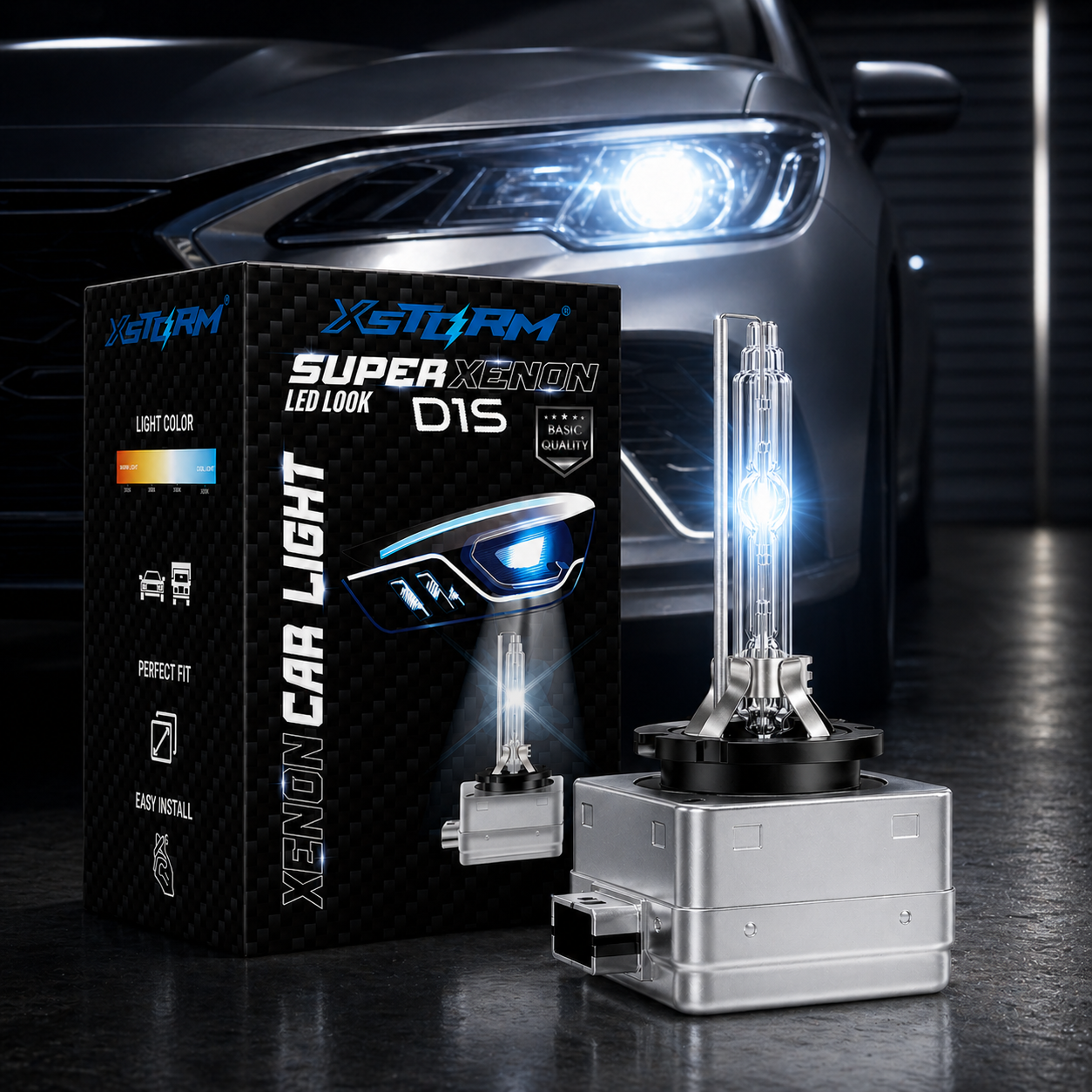 Na obrazie widoczny jest żarnik Xenon D1S oraz opakowanie z napisem \'XSTORM SUPER XENON LED LOOK D1S BASIC QUALITY\'. W tle znajduje się samochód z włączonym reflektorem.