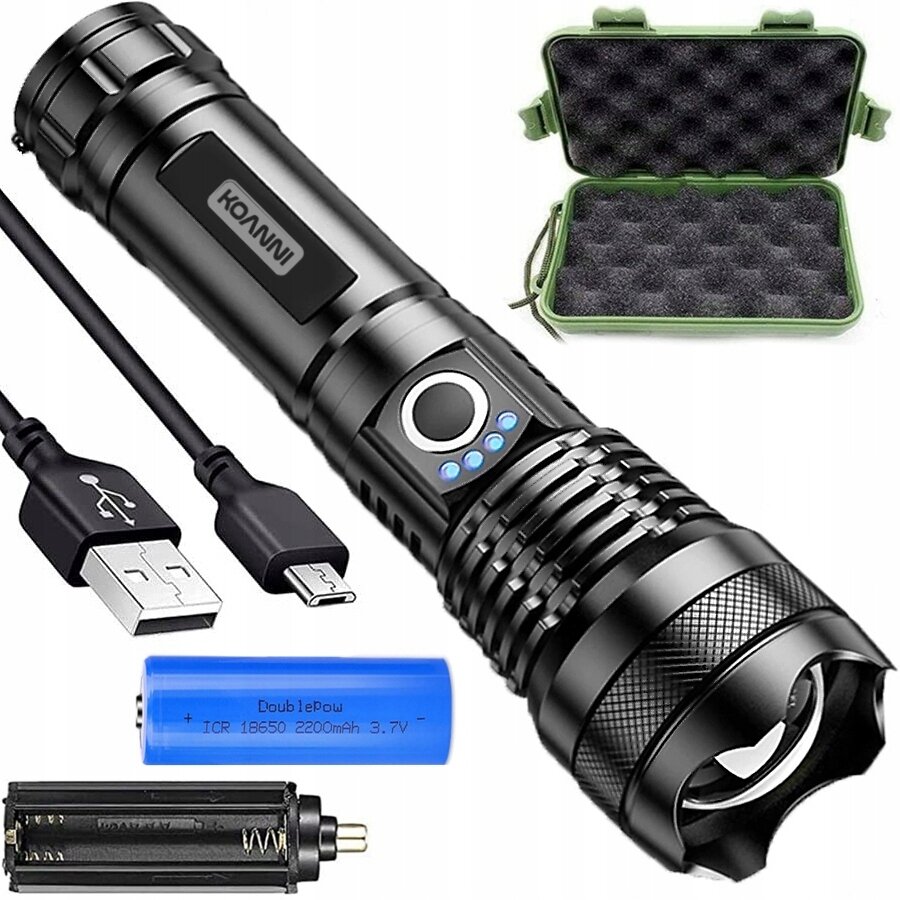 Na obrazie widoczna jest czarna latarka taktyczna z logo KOANNI, obok której znajdują się kabel USB, niebieska bateria z napisem \'DoublePow ICR 18650 2200mAh 3.7V\', adapter na baterie oraz otwarte etui z piankowym wnętrzem.