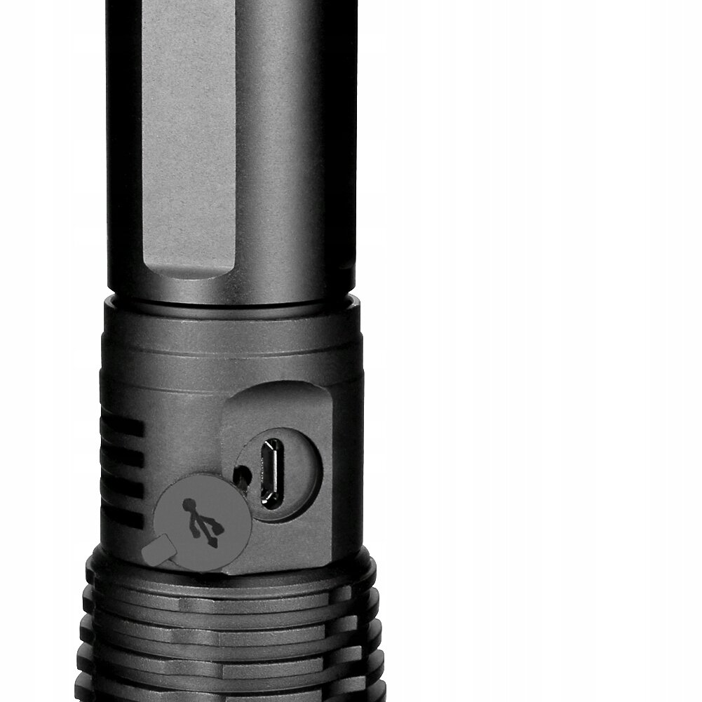 Czarna latarka z widocznym portem USB do ładowania, z zaślepką z symbolem USB. Obudowa ma żłobienia i gładkie powierzchnie.