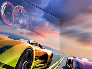 320x240-motion-xcelerator-144hz Obraz przedstawia ekran telewizora z dynamiczną sceną wyścigu samochodowego, z widocznymi dwoma samochodami sportowymi na tle zachodzącego słońca. W lewym górnym rogu ekranu znajdują się wskaźniki prędkości i obrotów.