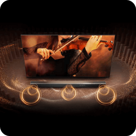 Telewizor wyświetla obraz osoby grającej na skrzypcach, a przed nim znajduje się soundbar z logo Hisense. W tle widoczne są efekty świetlne przypominające fale dźwiękowe.