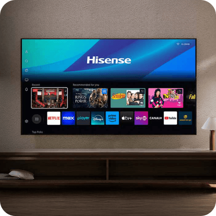 Telewizor wyświetla ekran główny z aplikacjami takimi jak Netflix, Disney+, Prime Video, YouTube i inne. Na górze ekranu widnieje logo \'Hisense\'.