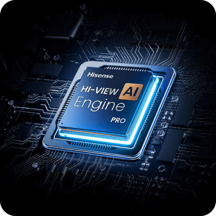 Obraz przedstawia układ scalony z napisem \'Hisense HI-VIEW AI Engine PRO\' na tle płyty głównej z widocznymi ścieżkami elektronicznymi.