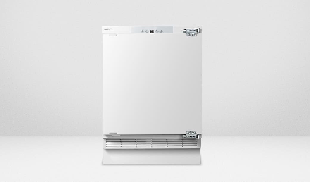 Biała lodówka z widocznym logo \'MPM\' na górnej krawędzi drzwi. Posiada prosty, minimalistyczny design z kratką wentylacyjną na dole.